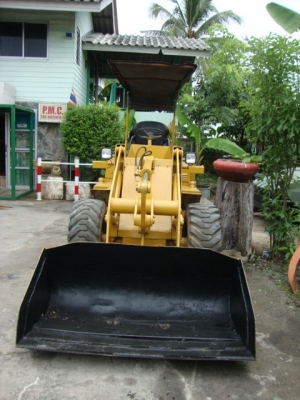 ขายรถตักเอวอ่อน  มิตซูบิชิ  WS200  (ขายตามสภาพ  ไม่มีเครื่อง  อย่างอื่นครบ  สภาพดี )