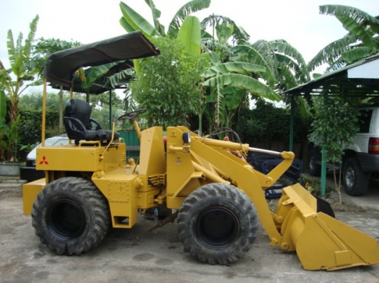 ขายรถตักเอวอ่อน  มิตซูบิชิ  WS200  (ขายตามสภาพ  ไม่มีเครื่อง  อย่างอื่นครบ  สภาพดี )