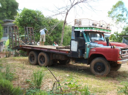 รถบรรทุกรถเกี่ยวข้าว