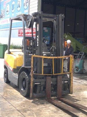 ขายรถฟอร์คลีฟท์ TCM FD25C-3 เสาฟูลฟรีเข้าตู้ได้สูง 3เมตร เกียร์ออโต้ปี2008,รถนอกนำเข้า รถสวยราคาไม่แพงครับติดต่อ มานะ 085-9049669