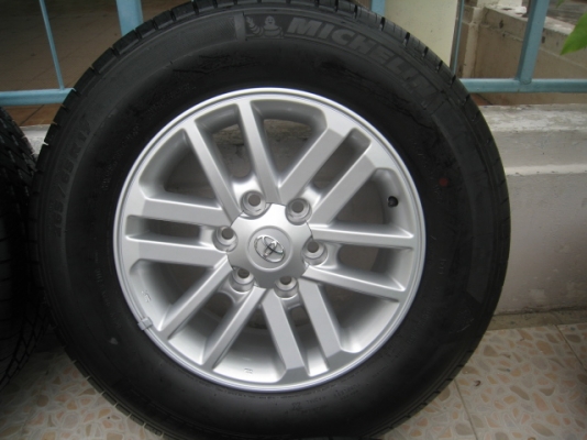 ขายล้อแม็ก Toyota fortuner ป้ายแดง 17"x7.5" et30 6รู139 + ยางปี2613 สภาพสวยครับ ตุ่มหน้ายางยังมองเห็นอยู่ครับ สนใจติดต่อเล็กคลองสามครับ (081-3747940)