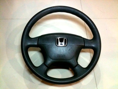 ราคา 2,500 บาท พวงมาลัยฮอนด้า 4ก้าน รุ่นมีแอร์แบค แต่ ตัวแอร์แบคไม่มีแล้วนะครับ นำไปใส่เพิ่มความสวยงามได้ตามปกติ สภาพโอเคครับ ตจว ส่งให้ได้ คลิ้กดูสินค้าอื่นได้ครับ