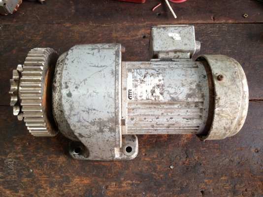 ขายมอเตอร์เกียร์ GTR 1/4 HP. 220 V 3สาย อัตราทด 1:200 เฉลี่ยเพลาออก 6 รอบต่อนาที โดยประมาณ สภาพสวย วิ่งนิ่ม พร้อมใช้งาน ยินดีแปลงไฟให้เป็น 380 V หรือจะต่อพ่วง คอนเดนเซอร์ เพื่อใช้ไฟบ้านก็ได้ครับ ขายมอเตอร์เกียร์ GTR 1/4 HP. 220 V 3สาย อัตราทด 1:200 เฉลี่ยเพลาออก 6 รอบต่อนาที โดยประมาณ สภาพสวย วิ่งนิ่ม พร้อมใช้งาน ยินดีแปลงไฟให้เป็น 380 V หรือจะต่อพ่วง คอนเดนเซอร์ เพื่อใช้ไฟบ้านก็ได้ครับ