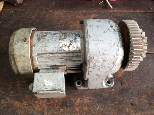 ขายมอเตอร์เกียร์ GTR 1/4 HP. 220 V 3สาย อัตราทด 1:200 เฉลี่ยเพลาออก 6 รอบต่อนาที โดยประมาณ สภาพสวย วิ่งนิ่ม พร้อมใช้งาน ยินดีแปลงไฟให้เป็น 380 V หรือจะต่อพ่วง คอนเดนเซอร์ เพื่อใช้ไฟบ้านก็ได้ครับ