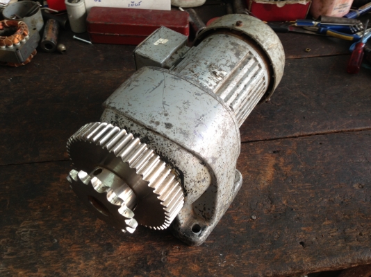 ขายมอเตอร์เกียร์ GTR 1/4 HP. 220 V 3สาย อัตราทด 1:200 เฉลี่ยเพลาออก 6 รอบต่อนาที โดยประมาณ สภาพสวย วิ่งนิ่ม พร้อมใช้งาน ยินดีแปลงไฟให้เป็น 380 V หรือจะต่อพ่วง คอนเดนเซอร์ เพื่อใช้ไฟบ้านก็ได้ครับ ขายมอเตอร์เกียร์ GTR 1/4 HP. 220 V 3สาย อัตราทด 1:200 เฉลี่ยเพลาออก 6 รอบต่อนาที โดยประมาณ สภาพสวย วิ่งนิ่ม พร้อมใช้งาน ยินดีแปลงไฟให้เป็น 380 V หรือจะต่อพ่วง คอนเดนเซอร์ เพื่อใช้ไฟบ้านก็ได้ครับ