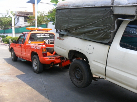 ขายรถยกลากจูง แบบช้อนล้อพร้อมอุปกรณ์ครบชุด ชุดยกใส่ลูกปืนเพลาไว้ทุกจุดหมุน มีหัวไว้อัดจารบีพร้อม แข็งแรงมาก   เครื่อง 1J ระบบเบรค ดิสเบรก4ล้อ ล้อกระทะผ่าชุบโครเมี่ยมขอบ15&rdquo; เพลาท้ายTROOPER  ติดแก๊ส LPG/2ถังใหญ่ไว้ใต้ท้องรถ มีแผ่นเหล็กปิดกันกระแทกเรีย