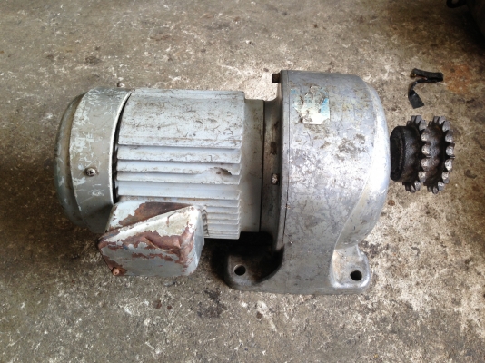 ขายมอเตอร์เกียร์ GTR 220 V 3 สาย อัตราทด 1:40 วิ่งนิ่ม พร้อมใช้งาน แปลงให้เป็น 380 V ได้ครับ หรือพ่วง คอนเดนเซอร์ เพื่อใช้ไฟบ้าน 220 V ก็ได้ครับ รับประกันคุณภาพ