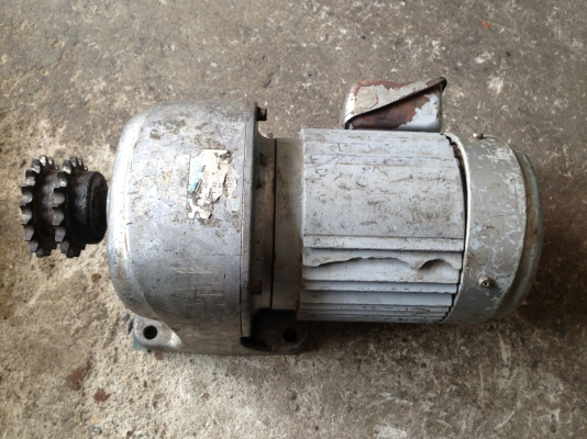 ขายมอเตอร์เกียร์ GTR 220 V 3 สาย อัตราทด 1:40 วิ่งนิ่ม พร้อมใช้งาน แปลงให้เป็น 380 V ได้ครับ หรือพ่วง คอนเดนเซอร์ เพื่อใช้ไฟบ้าน 220 V ก็ได้ครับ รับประกันคุณภาพ