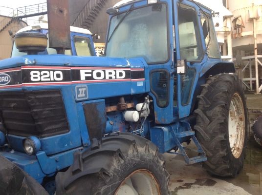 ขายรถไถ Ford 8210 เป็นรถนำเข้ายังไม่ผ่านงาน ราคาไม่แพง