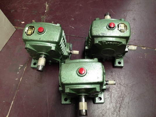 ขายหัวเกียร์ทดรอบ Bellpony เบอร์ 70 อัตราทด 1:40 เพลาเข้า 18 cm ออก 28 cm สภาพสวยมาก พร้อมใช้งาน มีอยู่ 3 ตัวครับ