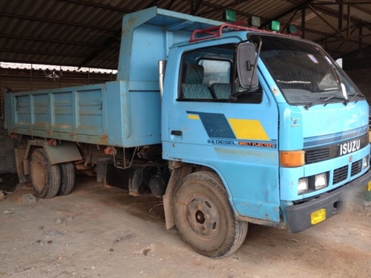 รถอีซูซุ 6 ล้อดั้ม NKR 110 แรงม้า  สนใจติดต่อ 081 - 6079515