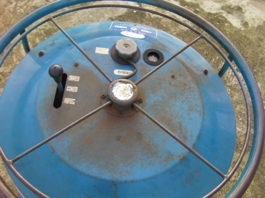 รถบรรทุก3ล้อสามารถบรรทุกน้ำหนักได้1ตันยางรถเป็นยางตันใช่งานง่ายเครื่องยนต์เบนซินราคา53,000บาท http://www.youtube.com/watch?v=ZuRHn54tNfY