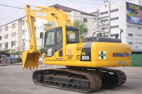KOMATSU PC200-8