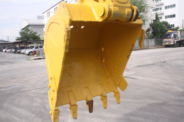 KOMATSU PC200-8