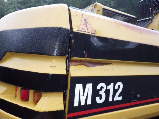 ขายรถขุดล้อยาง CAT M312  Yr.1998 สภาพดีมากครับ มีไลด์หัวเจาะ เก๋งสวย บอร์ดี้โอครับ ใช้งานได้เลย  ราคาไม่สูงครับ โทรมานะ 085-9049669