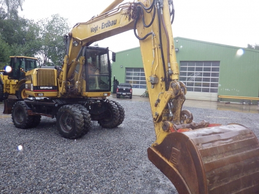 ขายรถขุดล้อยาง CAT M312  Yr.1998 สภาพดีมากครับ มีไลน์หัวเจาะ เก๋งสวย บอร์ดี้โอครับ ใช้งานได้เลย  ราคาไม่สูงครับ โทรมานะ 085-9049669