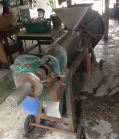 เครื่องคั้นกะทิรุ่นใหญ่มอเตอร์ขนาด 3  แรงตัวใหญ่สุดของเครื่องคั้นครับ คั้นครั้งที่ 4-5  น้ำกะทิยังกะหัวกะทิครับราคานี้คุ้มครับสภาพพร้อมใช้งานครับราคานี้คุ้มครับ