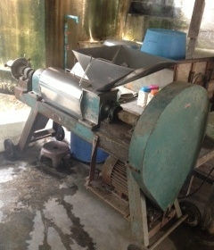 เครื่องคั้นกะทิรุ่นใหญ่มอเตอร์ขนาด 3  แรงตัวใหญ่สุดของเครื่องคั้นครับ คั้นครั้งที่ 4-5  น้ำกะทิยังกะหัวกะทิครับราคานี้คุ้มครับสภาพพร้อมใช้งานครับราคานี้คุ้มครับ