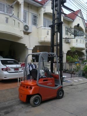 ให้เช่ารถยกไฟฟ้า