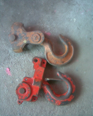 ตะขอมี 2  ขาดครับ   3  ตัน  450  และ 5 ตัน 550 ครับ ใช้งานปกติครับเนื้อเหล็กดีครับ