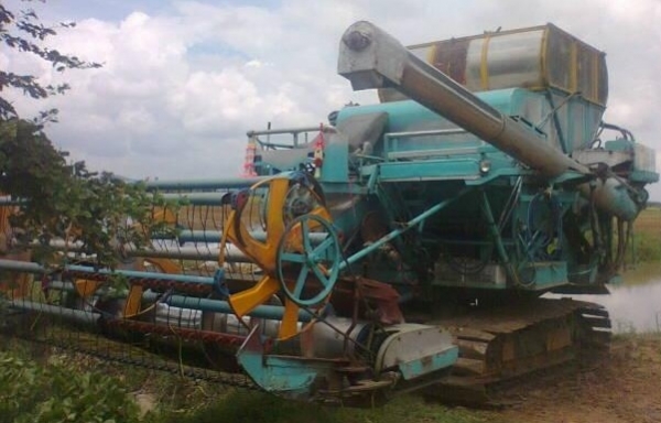 ขายด่วน รถเกี่ยวข้าวเกษตรพัฒนา รุ่นจ้าวช้างไวไฟ เครื่องยนต์ของฮีโน่ 195 HP เทอร์โบ HO7D TURBO ปั๊มแบบแยก เบอร์ 22 อุ้ม 2.5 ตัน ช่วงล่างใหญ่ตัวเดินโซ่ของ KOMATSU PC-200 สภาพดีพร้อมใช้งาน ราคาต่อรองได้ครับ