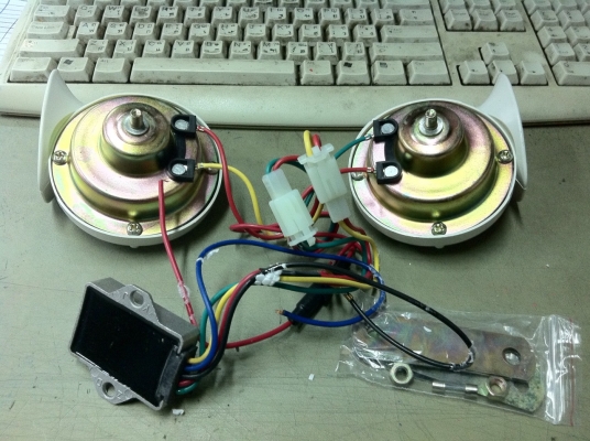 (ของหมดแล้วครับ)ขาย แตรรถยนต์(ติดมอเตอร์ไซด์ก็ได้) เปลี่ยนเสียงได้ 6 แบบ เสียงดังดีมาก ของใหม่ มีหลายชุด ราคาต่อรองได้ รายการส่งพัสดุดูด้านในครับ