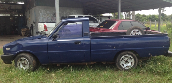 MAZDA FAMILIA 1400 CC. MT ปี 37 รถสวยสภาพดีเดิมๆพร้อมใช้งานได้เลยครับ เครื่องแห้งแรงดีไม่มีเยิ้ม ภายในเก๋งคอนโซลสวยสะอาดดี กระบะไม่มีผุกร่อน ช่วงล่างแน่น คัชซีสวย ยางสภาพดี 70\% พร้อมใช้งาน เอกสารทะเบียนครบพร้อมโอน ราคาต่อรองได้ครับ