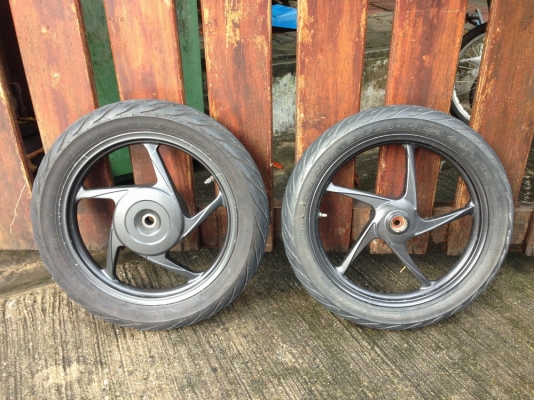 ขายล้อแม็กพร้อมยาง Honda Click พร้อมใส่เลย สวยๆครับ. ลดราคาเหลือ 3,000 บาทครับ