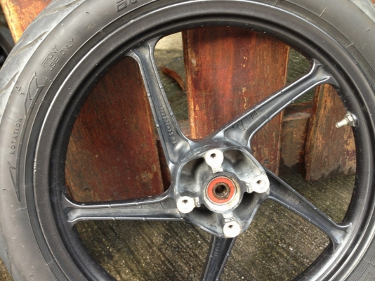 ขายล้อแม็กพร้อมยาง Honda Click พร้อมใส่เลย สวยๆครับ. ลดราคาเหลือ 3,000 บาทครับ