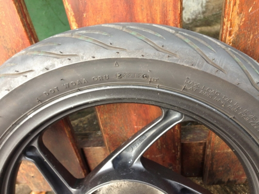 ขายล้อแม็กพร้อมยาง Honda Click พร้อมใส่เลย สวยๆครับ. ลดราคาเหลือ 3,000 บาทครับ