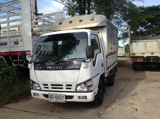 ISUZU NKR 100 hp รถสวย  (ท่านที่ดูก่อนหน้าผมผิดลงเป็น 130 hp ต้องขอโทษด้วยครับ)