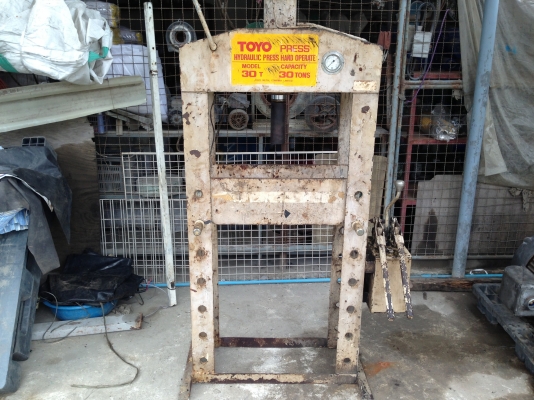ขายแท่นอัดไฮโดรลิค 30 ton ใช้งานได้ แต่เก่าหน่อยครับ