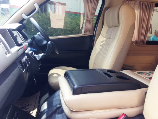 รถตู้ TOYOTA COMMUTER 2.5 ปี 2013 แต่ง VIP รถตู้ TOYOTA COMMUTER 2.5 ปี 2013 แต่ง VIP