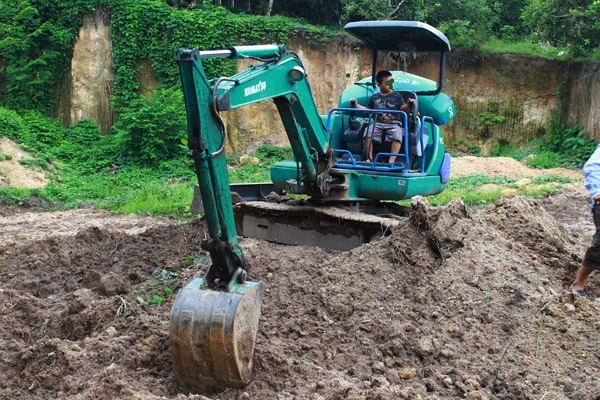 ขาย KOMATSU PC 30-5 พร้อมรถบรรทุก (รถใช้งานตลอดรับ) ขาย KOMATSU PC 30-5 พร้อมรถบรรทุก (รถใช้งานตลอดรับ)