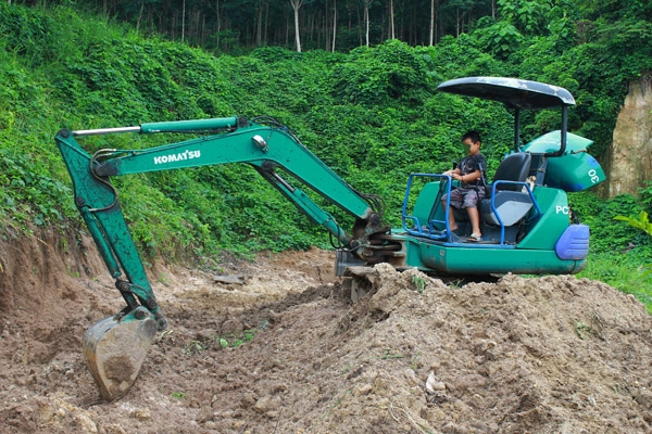 ขาย KOMATSU PC 30-5 พร้อมรถบรรทุก (รถใช้งานตลอดรับ)
