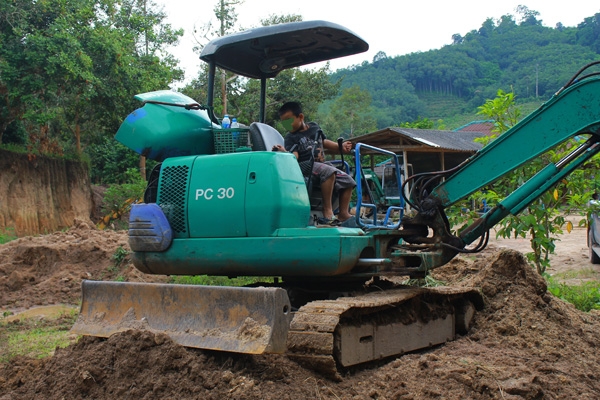 ขาย KOMATSU PC 30-5 พร้อมรถบรรทุก (รถใช้งานตลอดรับ) ขาย KOMATSU PC 30-5 พร้อมรถบรรทุก (รถใช้งานตลอดรับ)