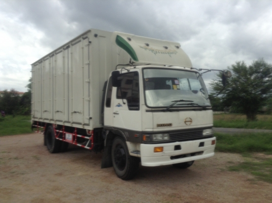 Hino Hi-Tech 6 ล้อตู้ ใช้งานน้อยมาก 10 บาน เครื่อง 195 HP. ยาว 6 เมตร ปี48. FD3H สภาพสวยพร้อมใช้งาน ไม่มีเสากลาง 810,000