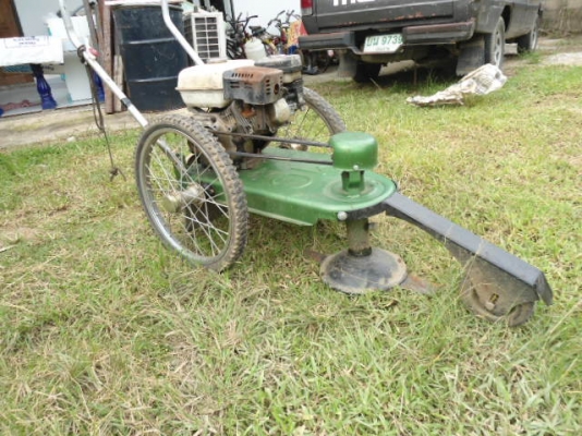 ขายรถตัดหญ้า เครื่อง 5.5 แรง หน่้าตัด ประมาณ 20 นิ้ว