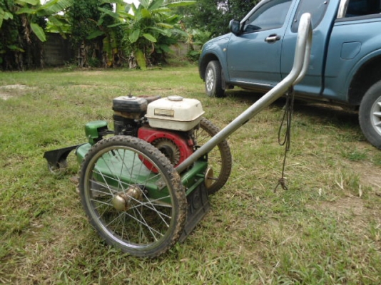 ขายรถตัดหญ้า เครื่อง 5.5 แรง หน่้าตัด ประมาณ 20 นิ้ว