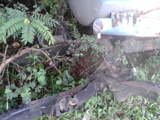 หกล้ออีสุสุบรรทุกน้ำมัน 115  เสียดายจัง ชนต้นไม้ พร้อมขาย