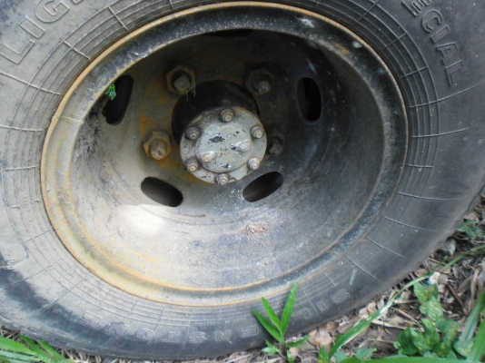 หกล้ออีสุสุบรรทุกน้ำมัน 115  เสียดายจัง ชนต้นไม้ พร้อมขาย