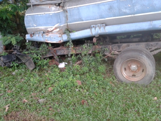 หกล้ออีสุสุบรรทุกน้ำมัน 115  เสียดายจัง ชนต้นไม้ พร้อมขาย