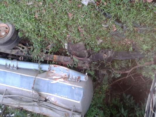 หกล้ออีสุสุบรรทุกน้ำมัน 115  เสียดายจัง ชนต้นไม้ พร้อมขาย