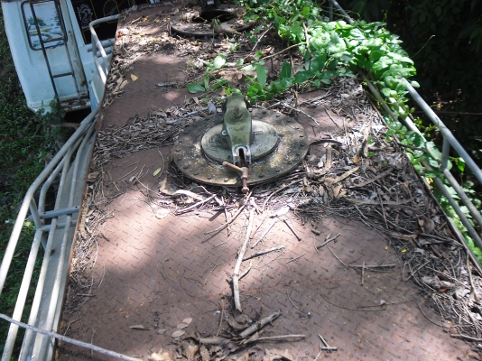 หกล้ออีสุสุบรรทุกน้ำมัน 115  เสียดายจัง ชนต้นไม้ พร้อมขาย