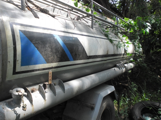 หกล้ออีสุสุบรรทุกน้ำมัน 115  เสียดายจัง ชนต้นไม้ พร้อมขาย