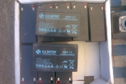 แบตเตอรีแห้ง 12 v สภาพใหม่ 9 แอมสภาพดีครับของใหม่ครับ อายุการใช้งาน 3-4 ปีครับ ใส่รถเครื่อง หรือเครื่องสำรองไฟได้ครับ หรือแปงทำอย่างอื่น