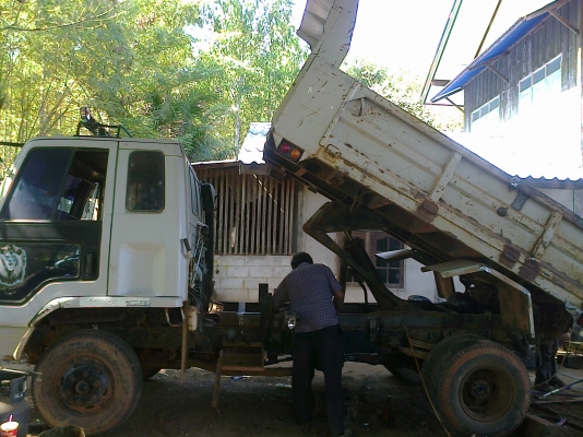 ISUZU ROCKY 175 HP 6BG1 หกล้อดั๊มพ์ ช่วงล่างใหญ่ยาง 8.25 ขอบ 16 เครื่องแห้งดีไม่มีเยิ้ม ภายในเก๋งอุปกรณ์ครบ แอร์ พวงมาลัยเพาเวอร์ เบรคทริ๊ปฟี้ กระบะดั๊มพ์เหล็ก 6 ตันยาว 3.60 เมตร เอกสารทะเบียนภาษีครบพร้อมโอน ราคาต่อรองได้ครับ