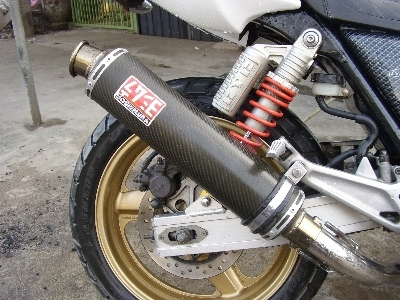 ต้องการขาย CB400 ปี 94 ครับ เครื่องดีเงียบไม่มีปัญหาขับกลับบ้านได้เลย ท่อคาร์บอนเสียงมันๆครับ ยางหน้าใหม่เพิ่งเปลี่ยน ยางหลังยังเหลืออีกเยอะใช้ได้อีกนานครับ เครื่องเงียบเดินเบารอบพันต้นๆไม่มีเยิ่ม สภาพสีขาวดำเดิมๆญี่ปุ่น สนใจโทรมา 0871645903 ราคาคุยกันขาย