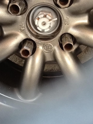 ขายแม็กกล้วย WATA ขอบ15 กว้าง8นิ้วยางปี2012 ยางใช้ไม่ถึง500โล