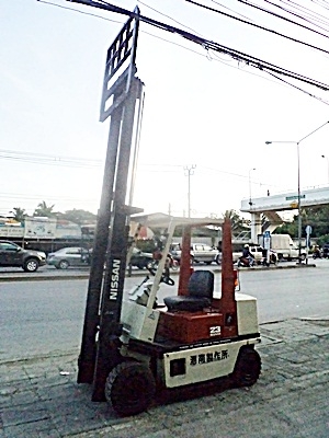 ขายรถยกนิสสัน 2.3 ตัน (รุ่นใหม่-ทรงเล็ก) เครื่องเบนซิน  กระบอกคู่ เสาสูง 3 เมตร   พวงมาลัยเพาเว่อร์  สีเดิมจากนอก นำเข้าจากญี่ปุ่น ใช้งานได้ทันที